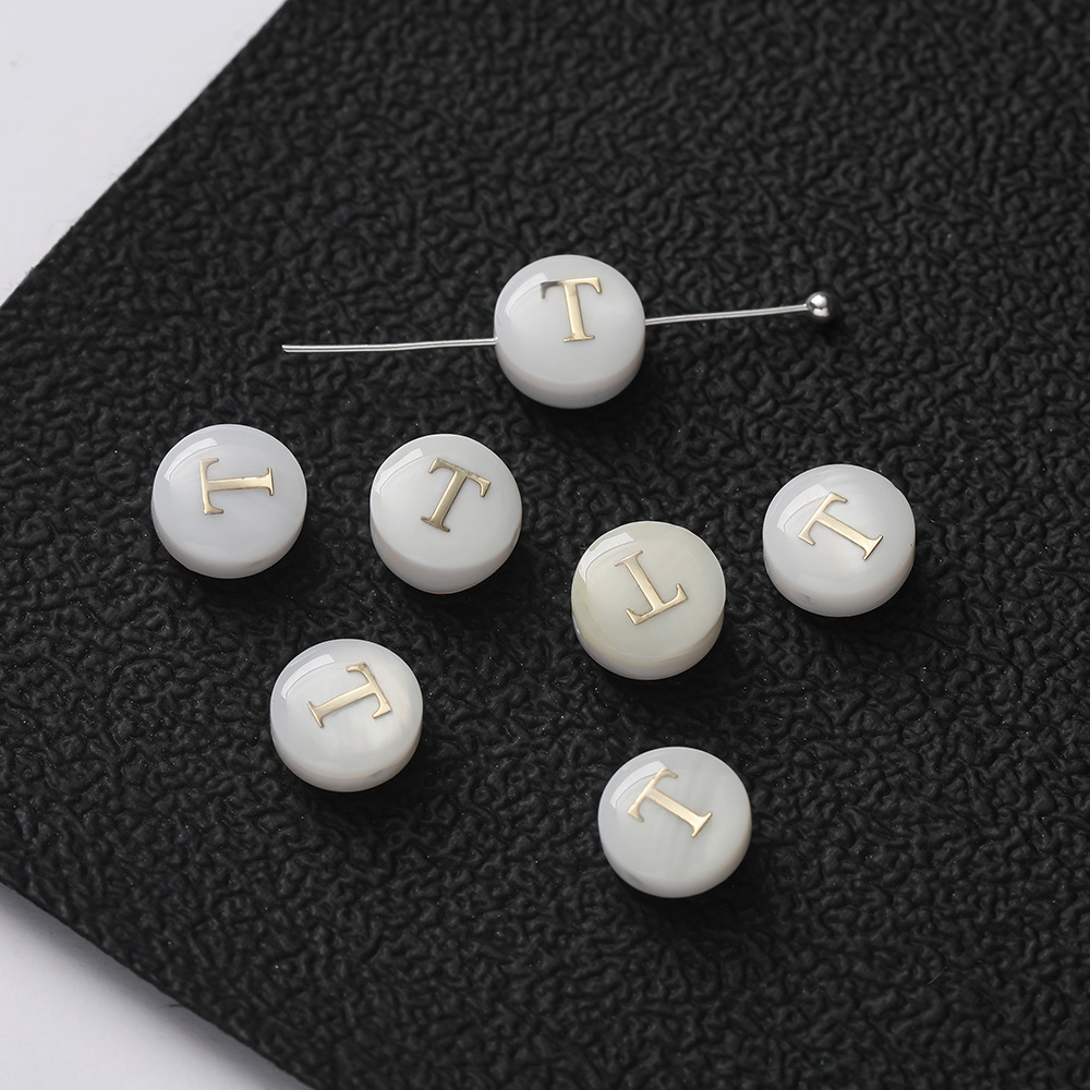 Perles de lettres en coquillage -- T