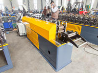 Machine de formage de rouleaux profilés Omega industriels Machine de formage à froid de tuiles de toit en treillis à canal en U