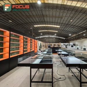 Vitrine de présentation pour magasin de tabac, ouverte sur le devant, en bois et verre, avec éclairage LED - Product Image 1