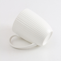 Tasse à thé en céramique de porcelaine osseuse de style royal anglais avec conception personnalisée en relief blanc pour le café et le lait à vendre