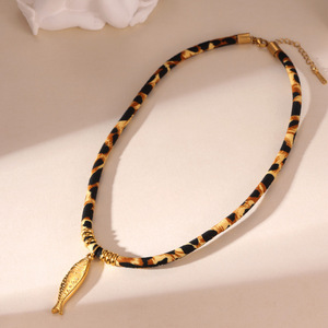 <span class=keywords><strong>Collana</strong></span> <span class=keywords><strong>con</strong></span> Ciondolo Geometrico Trendy in Acciaio Inox <span class=keywords><strong>con</strong></span> Corda Intrecciata Leopardata e Design Sole e Stella per Donna - Product Image 6