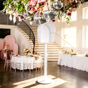 Cabina Telefónica Blanca/Transparente Estilo Londres con Material PMMA, Logotipo Personalizado - Decoración Portátil para Bodas y Eventos, Libro de Visitas en Video - Product Image 2