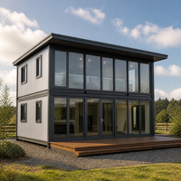Villa préfabriquée en conteneur avec mur-rideau en verre et large terrasse en bois, maison modulaire pour l'hébergement des clients dans les stations balnéaires