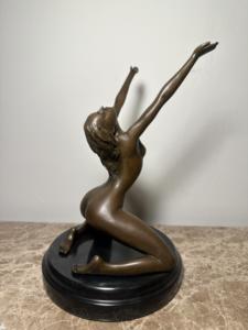 Grande sculpture extérieure en bronze d'une femme nue aux cheveux longs en position accroupie, une œuvre d'art décorative. - Product Image 2