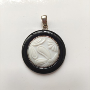 Pendentif rond sculpté en argent 925, perle d'agate, agate noire - Product Image 1