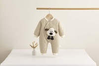 Combinaison matelassée pour bébé avec applique mouton en peluche |   Combinaison rembourrée à col côtelé |   Beige et bleu-gris hiver