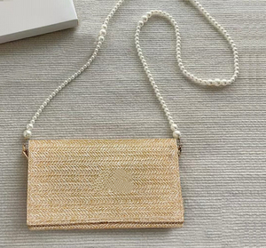 Pochette cosmétique de luxe en fil d'or, ornée d'un détail en forme de croissant doré et d'un motif matelassé diamanté, parfaite pour les voyages. - Product Image 6
