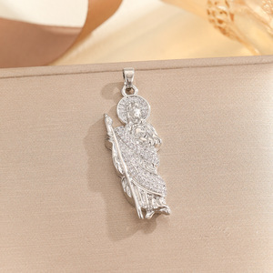 Nuova Collana Religiosa di Design alla Moda con Catena in Bambù, Ciondolo in Rame Placcato Oro con Zirconia Micro-Incastonata Raffigurante una Figura Sacra - Product Image 3