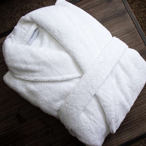 Accappatoio da donna taglie forti in spugna di cotone biologico 100% con ricamo in velour, collo a scialle, colore bianco - Product Image 3