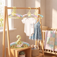 Cintres modernes en plastique PP pour vêtements de bébé, antidérapants, organisateurs de vêtements pour enfants, gain de place pour balcon, vente en gros