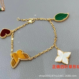 Nuevo y de Alta Calidad, Chapado en <span class=keywords><strong>Oro</strong></span> de 18K sobre Acero Inoxidable, Diseño Retro con Mariposa Azul de la Suerte, Trébol de Cuatro Hojas y Patrón de Planta, Unisex - Product Image 4