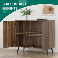 Buffet en bois de noyer de style moderne du milieu du siècle avec portes cannelées et pieds coniques noirs pour salle à manger, cuisine, salon, hôtel