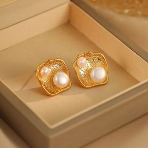 Pendientes de Perlas de Imitación de Lujo Ligero y Estilo Versátil, Diseño Geométrico Chapado en Oro, Nuevo Regalo de Moda para Mujer - Product Image 3