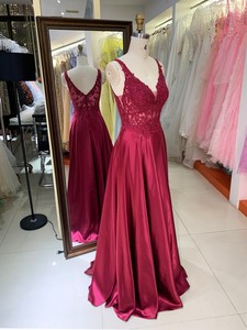 Robe de soirée élégante et simple en satin rouge à col en V avec motifs brodés à la main Serene Hill Dresses Evening Gowns - Product Image 2