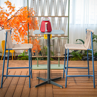 Ensemble de bar d'extérieur commercial avec table haute et chaises de bar pour complexe hôtelier