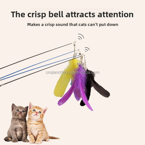 Intrekbare verenkatteaser van kleurrijk plastic met belletje, duurzaam interactief speelgoed voor katten - Product Image 2