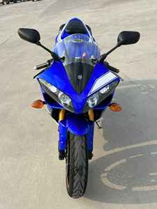 Ya está disponible la <span class=keywords><strong>Yamaha</strong></span> YZF-R1. Está equipada con un motor de 1000cc, cuatro cilindros, refrigerado por agua, con inyección electrónica de combustible (EFI). 2008 - Product Image 4