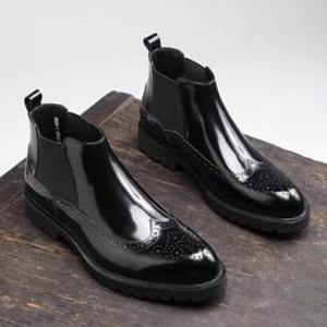 รองเท้าหนังแฟชั่นผู้ชายรุ่นขายดีประจำฤดูใบไม้ผลิใหม่ มีพื้นผิวมันวาว ลวดลายสลักอยู่บนพื้นรองเท้า และมีพื้นรองเท้าที่นุ่มสบาย - Product Image 2