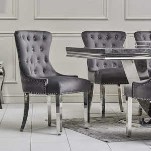 Juego de Comedor Moderno de Lujo en Acero Inoxidable Cromado Plateado con Sillas Chelsea, Respaldo de Terciopelo con Tachuelas y Diseño de Cabeza de León - Product Image 3