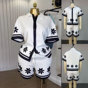 ชุดแฟชั่<span class=keywords><strong>น</strong></span>สองชิ้<span class=keywords><strong>น</strong></span> HK72843 เสื้อเชิ้ตแข<span class=keywords><strong>น</strong></span>สั้นพิมพ์ลายดอกไม้คอปกพับได้และกางเกงขาสั้<span class=keywords><strong>น</strong></span> ชุดเซ็ต 2 ชิ้น สำหรับผู้หญิง - Product Image 2