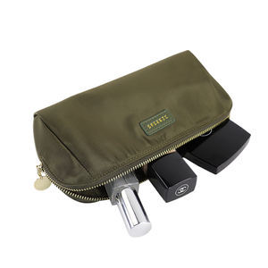Petite trousse de maquillage écologique personnalisée avec fermeture éclair dorée, sac cosmétique en nylon recyclé, style féminin, logo personnalisé vert olive - Product Image 1