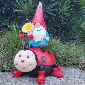 Adornos de Gnomos para Exteriores con Margarita, Estatua de Gnomos Sentados sobre una Mariquita para Jardín, Patio, Césped - Product Image 1