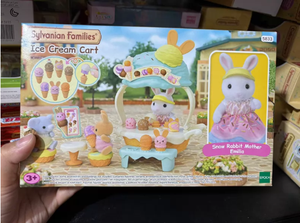 Calico Critters <span class=keywords><strong>Sylvanian</strong></span> <span class=keywords><strong>Families</strong></span> Chariot à glaces avec figurine Mère Lapin des Neiges, boîte surprise, accessoire inspiré, cadeau de collection - Product Image 4