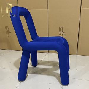 Chaise en forme italienne moderne et élégante, idéale pour un restaurant, un salon ou une salle à manger, nouveau produit - Product Image 2