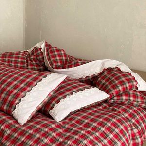 Juego de Ropa de Cama Nórdica Navideña de Algodón a Cuadros Rojos, 4 Piezas, Transpirable, de Doble Capa, para Uso Doméstico - Product Image 1