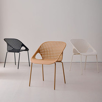Chaise de salle à manger moderne légère empilable OEM ODM en plastique mat carré creux avec pieds en métal fins pour hôpital et appartement