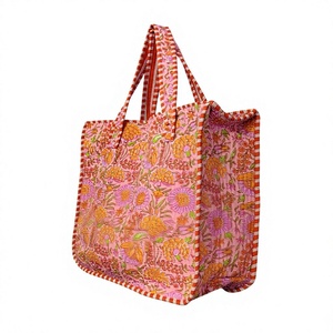 Esta bolsa acolchada presenta un estampado floral vibrante inspirado en diseños textiles tradicionales hechos a mano y con técnicas de estampado en bloque. - Product Image 2