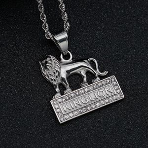Collana con Placca Rettangolare con Scritta KINGLION e Leone Scolpito 3D Intricato e Mitico, con Zirconi Cubici - Product Image 1