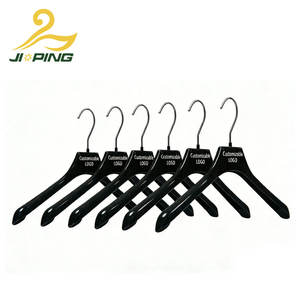 Cabides de Plástico Pretos Personalizados com Logotipo para Atacado |   Acabamento Brilhante Antiderrapante Moldado por Injeção para Roupas Formais e Boutiques de Varejo - Product Image 1