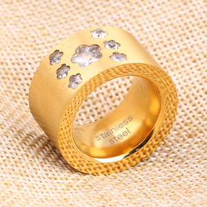 Anillo de Acero Inoxidable de 19 mm con Diseño de Flor Dorada para Uso Diario de Mujer - Product Image 3