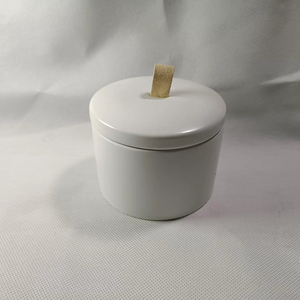 Contenitore per Candele in <span class=keywords><strong>Ceramica</strong></span> <span class=keywords><strong>Bianca</strong></span> di Lusso con Coperchio in <span class=keywords><strong>Ceramica</strong></span> e Cinghia in Pelle - Product Image 2