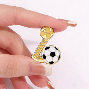 Pin de Solapa de Metal Esmaltado con Diseño de Trofeo de Fútbol de la Copa Mundial, Temática de Dibujos Animados, Precio de Fábrica al por Mayor, para Accesorios de Ropa - Product Image 3