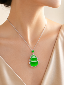 Nuevo colgante de calabaza de estilo chino con diamante chapado en oro y jade verde (feicui), accesorio tradicional de inspiración china. - Product Image 2