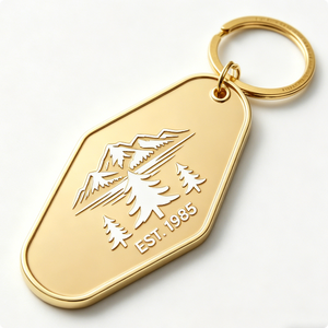 Llavero Personalizado de Aleación de Zinc Chapado en Oro con Esmalte Duro, Diseño de Dibujos Animados Vintage de Hotel Pineview Lodge, Ligero - Product Image 6