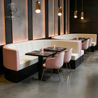 Ensemble de mobilier de restaurant blanc courbé pour café : chaises, tables, banquettes et canapés pour café et salon de thé