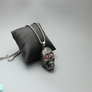 Collier pendentif crâne en acier inoxydable avec yeux en pierre rouge, bijoux de mode unisexe, cadeau - Product Image 2