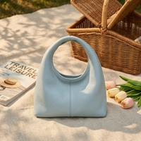 Tas Selempang Wanita Premium Kulit Sapi Bertekstur, Model Bulan Sabit, Tahan Air, dengan Penutup Magnetik, Trendi untuk Pesta Fashion