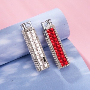 Briquet de luxe en gros orné de strass - Briquet à flamme jet de butane orné de cristaux scintillants dans un coffret cadeau pour femmes et jeunes filles, idéal comme cadeau tendance - Product Image 4