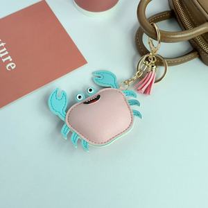 Ciondoli a forma <span class=keywords><strong>di</strong></span> granchio in ecopelle rosa pastello e turchese con nappe rosa, stile cartone animato, fantasiosi - Product Image 2