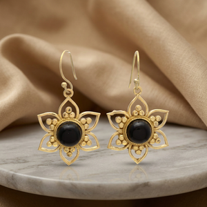 Boucles d'oreilles pendantes classiques en onyx noir de forme ronde, serties de griffes en laiton plaqué rhodium et or, bijoux unisexes Jaipur Gems - Product Image 2