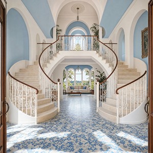 Scala a doppia curvatura per interni di ville di lusso con eleganti gradini in legno <span class=keywords><strong>e</strong></span> struttura metallica personalizzata - Product Image 3