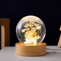 Veilleuse en résine avec boule de cristal lumineuse en forme de pissenlit et base en bois, fleur éternelle, cadeau de Noël et d'anniversaire en gros