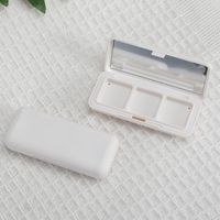 Usine de gros blanc 3 trous maquillage luxe carré avec miroir personnaliser flip top haute qualité vide en plastique fard à paupières cas