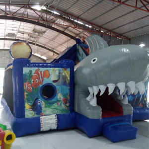 Castillo inflable con forma de tiburón para alquiler comercial en fiestas infantiles al aire libre - Product Image 1