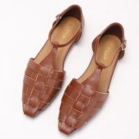 Sandales plates d'été pour femmes, nouveau style 2026, tissées, ajourées, à fermeture à bouton unique, respirantes, en PU, chaussures romaines tendance pour les vacances