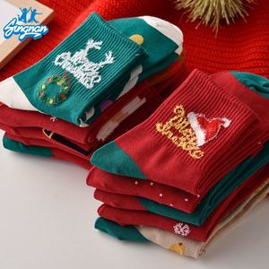 Vente en gros de <span class=keywords><strong>chaussettes</strong></span> de sport de Noël tricotées rouges mi-longues d'automne et d'hiver <span class=keywords><strong>Chaussettes</strong></span> de fête avec motifs personnalisés sur le bas du corps - Product Image 4